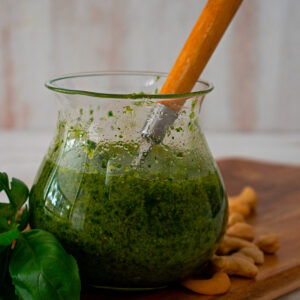 pesto de albahaca en un contenedor de cristal