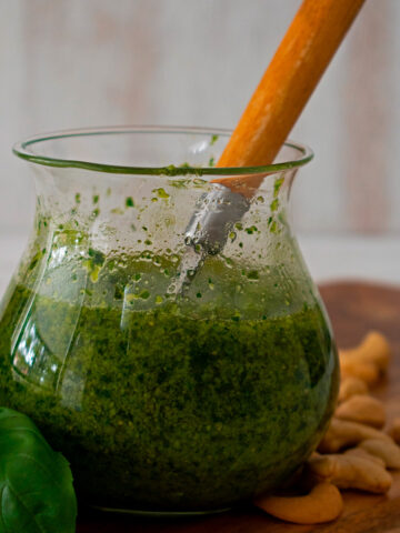 pesto de albahaca en un contenedor de cristal