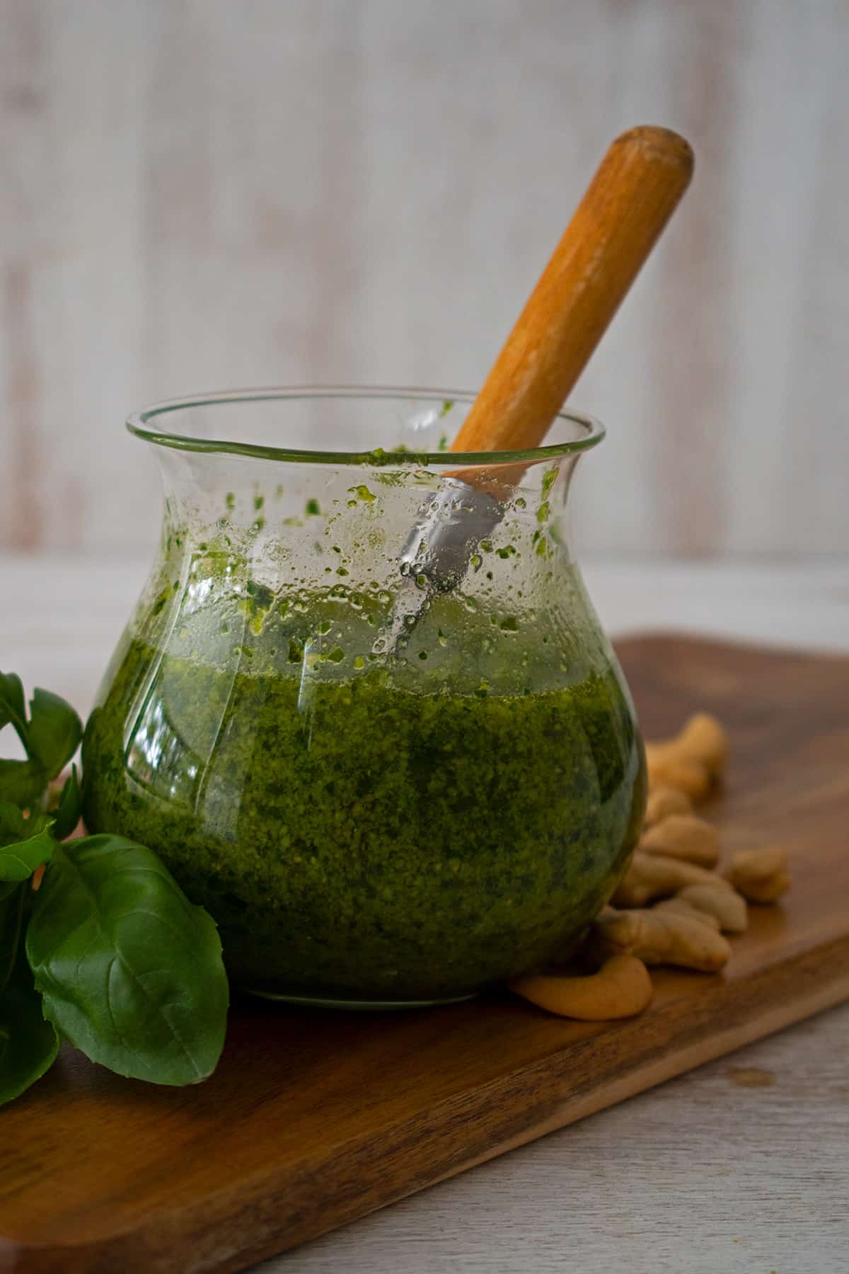 pesto de albahaca en un recipiente de cristal