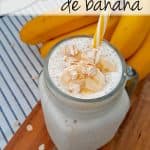 batido de banana con un pitillo amarillo y blanco