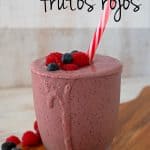 smoothie de frutos rojos con un pitillo blanco y rojo