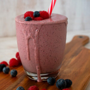 smoothie de frutos rojos sobre una mesa