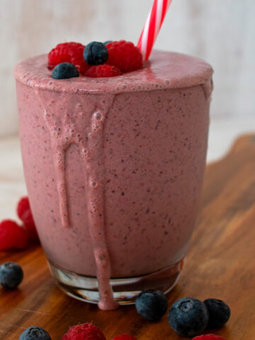 smoothie de frutos rojos sobre una mesa