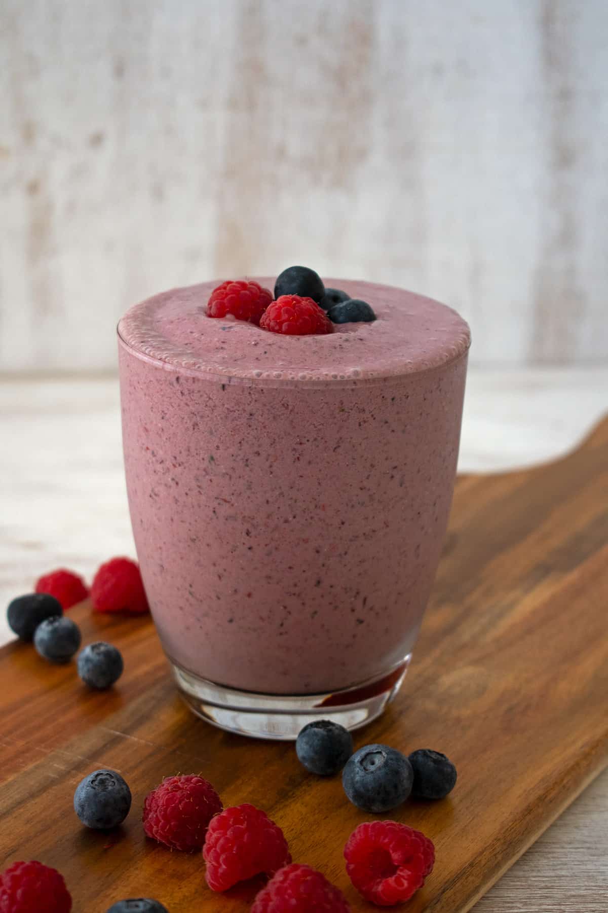 smoothie de frutos rojos sobre la mesa