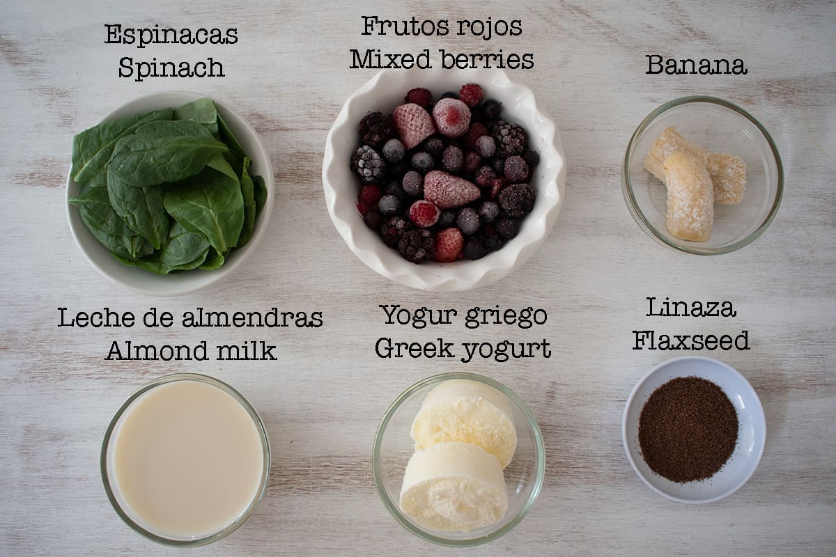 ingredientes para hacer batido de frutos rojos congelados, banana y yogurt