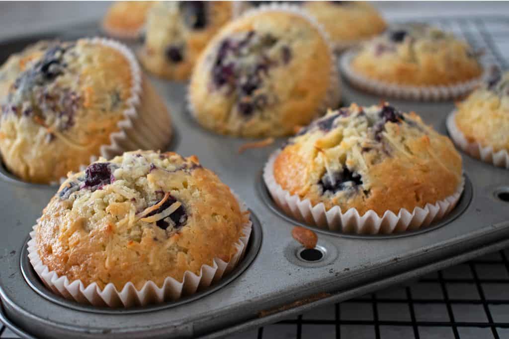 Muffins de arándanos en un molde