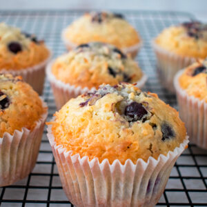 muffins de arándanos sobre una parrilla