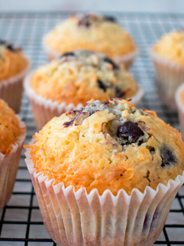 muffins de arándanos sobre una parrilla