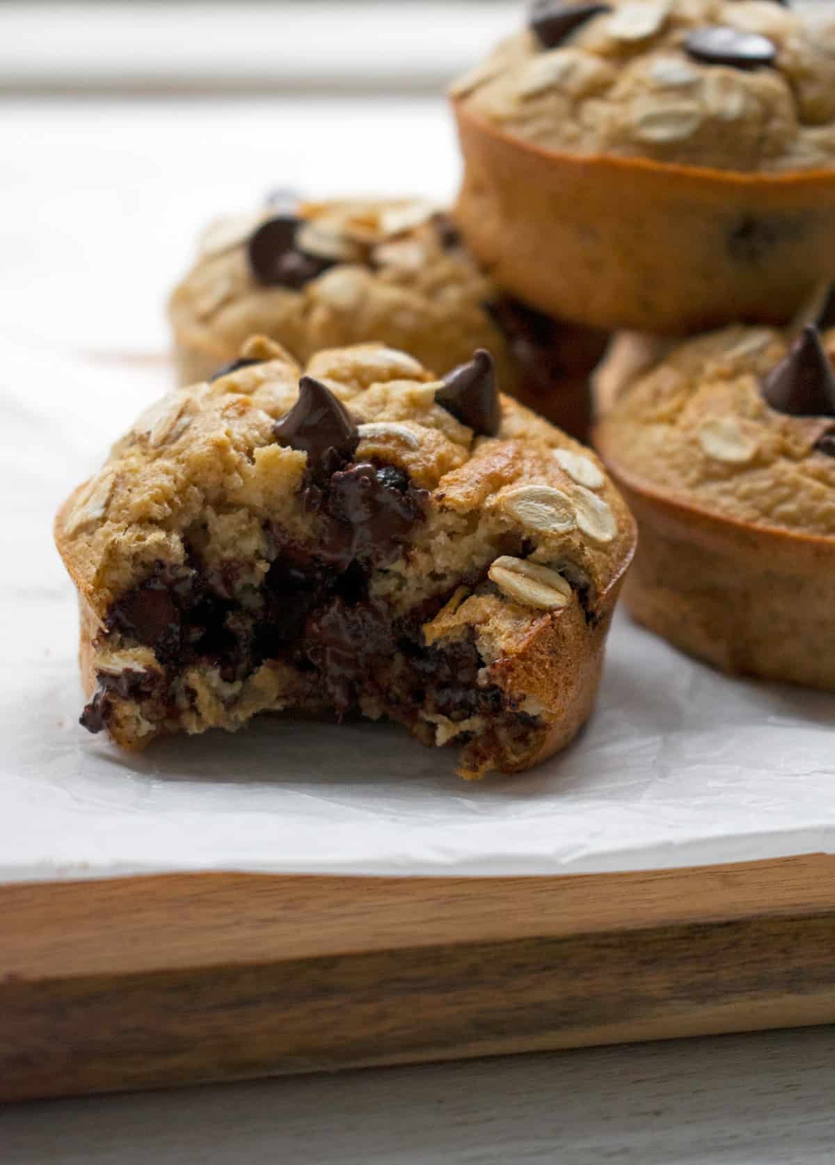 muffins de chispas de chocolate y banana sobre una mesa