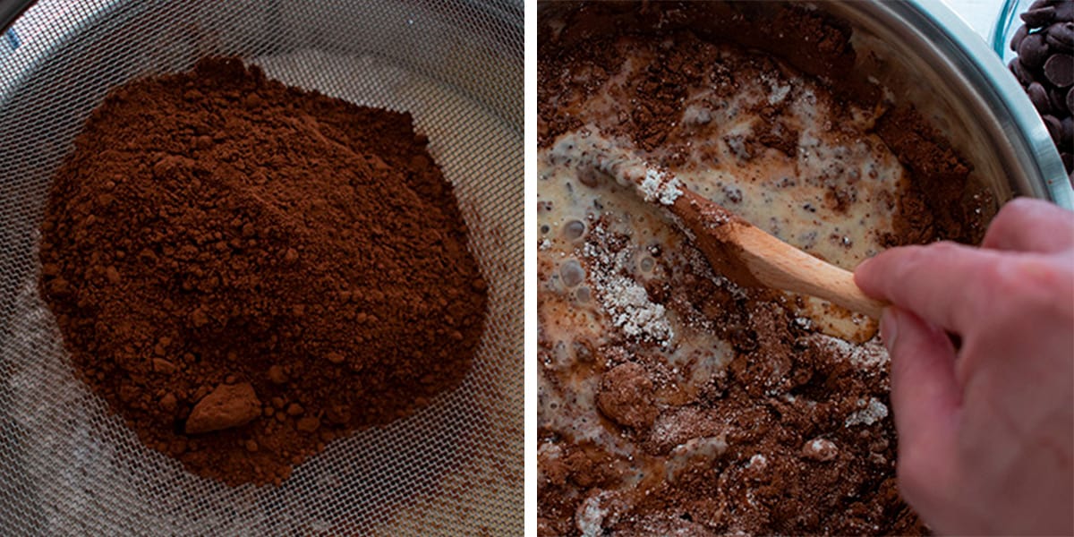 añadiendo cocoa a la mezcla de las bananas y huevos. para preparar torta de banana y cocoa.