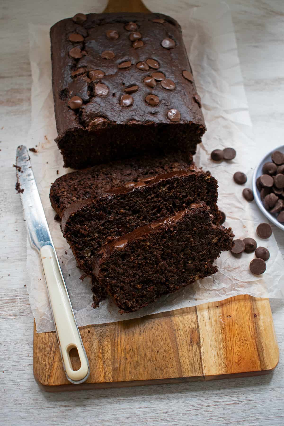 pan de banana y chocolate saludable sobre una tabla de madera con cuchillo al lado