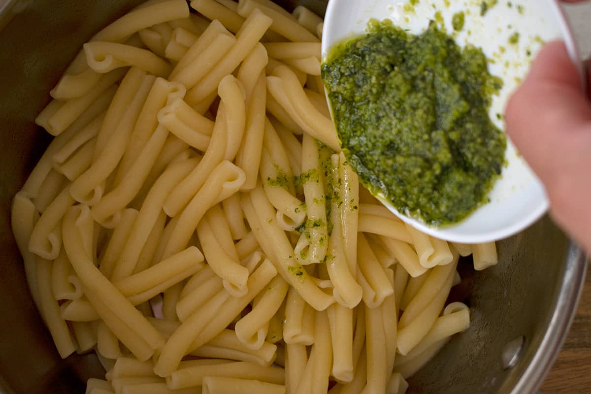 preparando pasta pesto