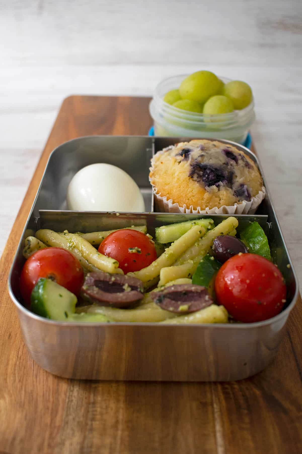 lunchbox para el colegio con ensalada, muffin y uvas