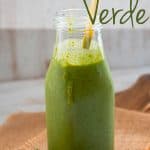 smoothie verde con una cucharada de mantequilla de maní