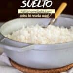 Olla de aluminio con arroz blanco suelto y esponjoso, acompañado de una cuchara de mango amarillo. Sobre la imagen, un título llamativo en letras grandes dice 'ARROZ BLANCO SUELTO'. La imagen tiene un fondo oscuro que resalta el texto y la presentación del arroz.