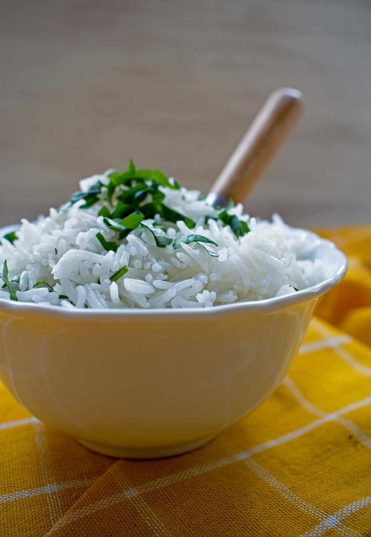 arroz basmati servido en un bol blanco