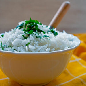 arroz basmati servido en un bol blanco