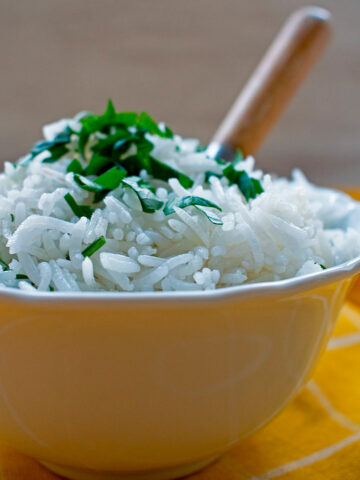 arroz basmati servido en un bol blanco