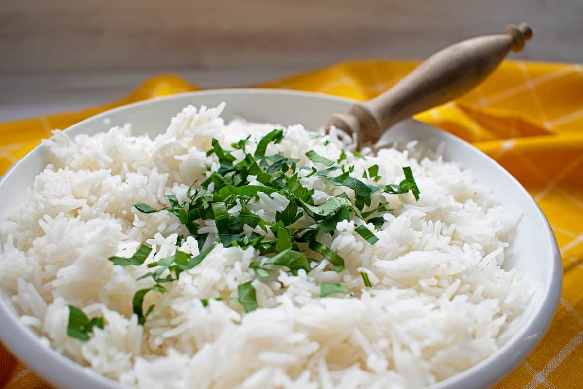 arroz basmati en un bol blanco 