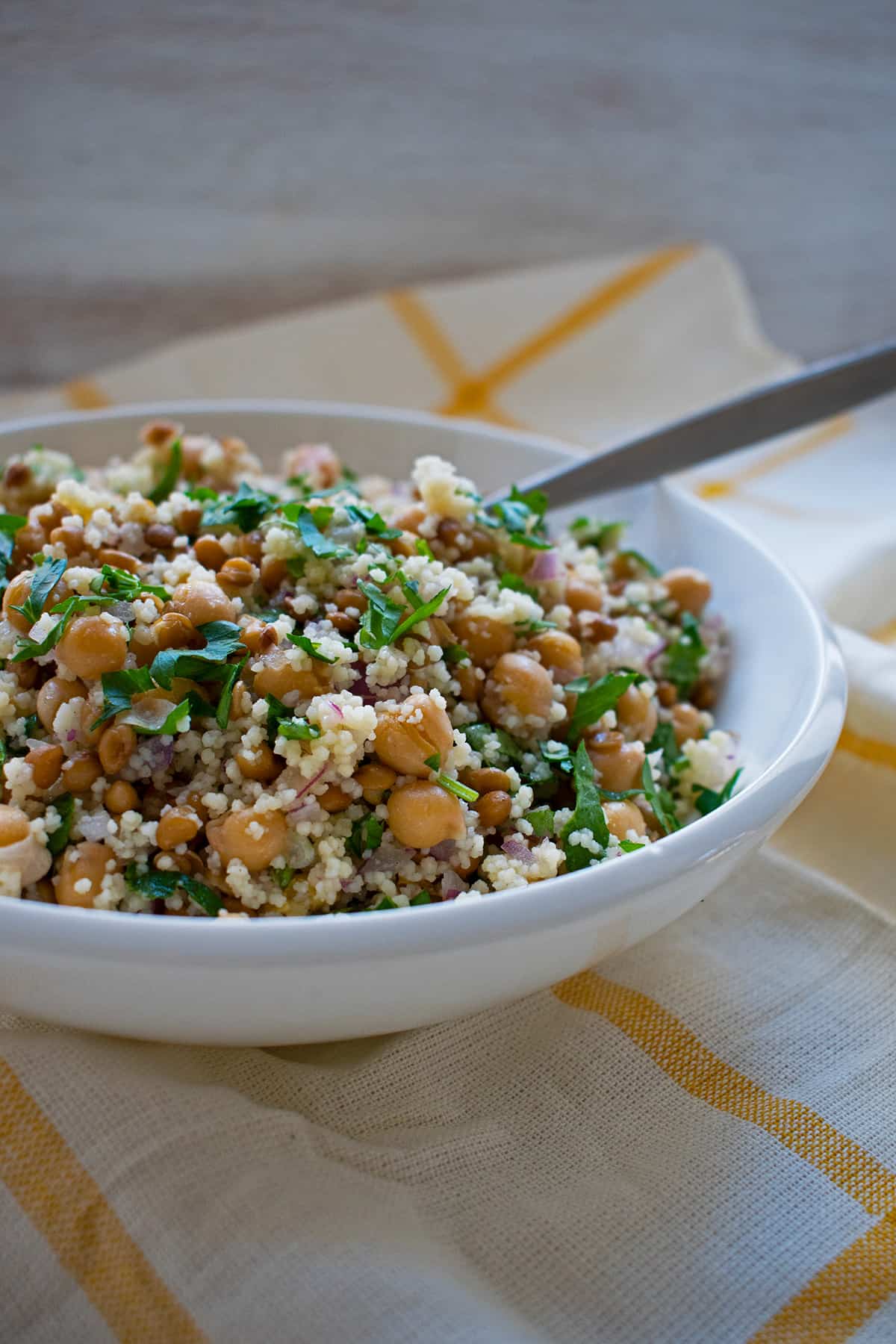 ensalada de cuscús y garbanzos en un bol blanco