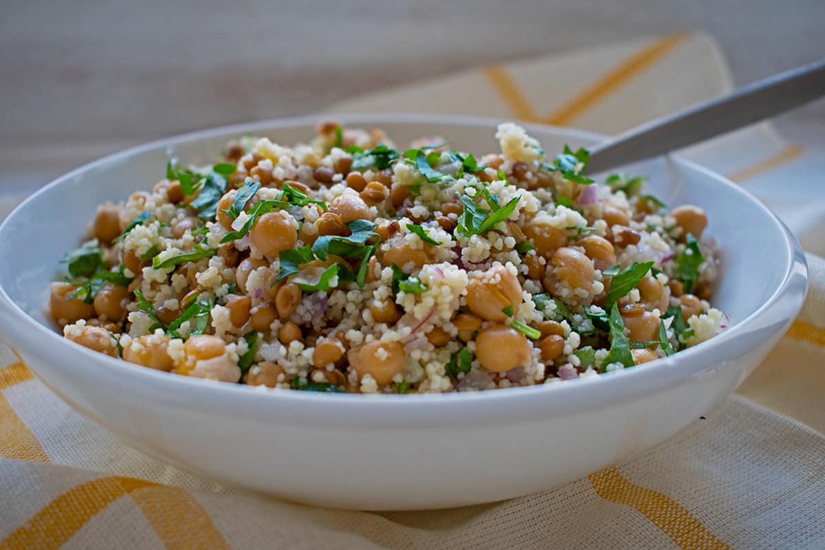 ensalada de garbanzos y lentejas en un bol blanco lista para comer