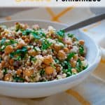 ensalada de cuscús y garbanzos en un bol blanco