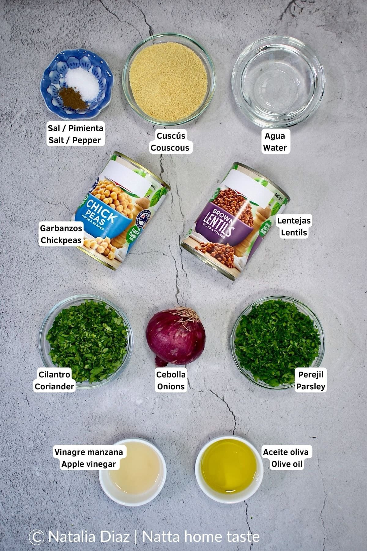 ingredientes para preparar una ensalada de garbanzos sobre una mesa gris. 