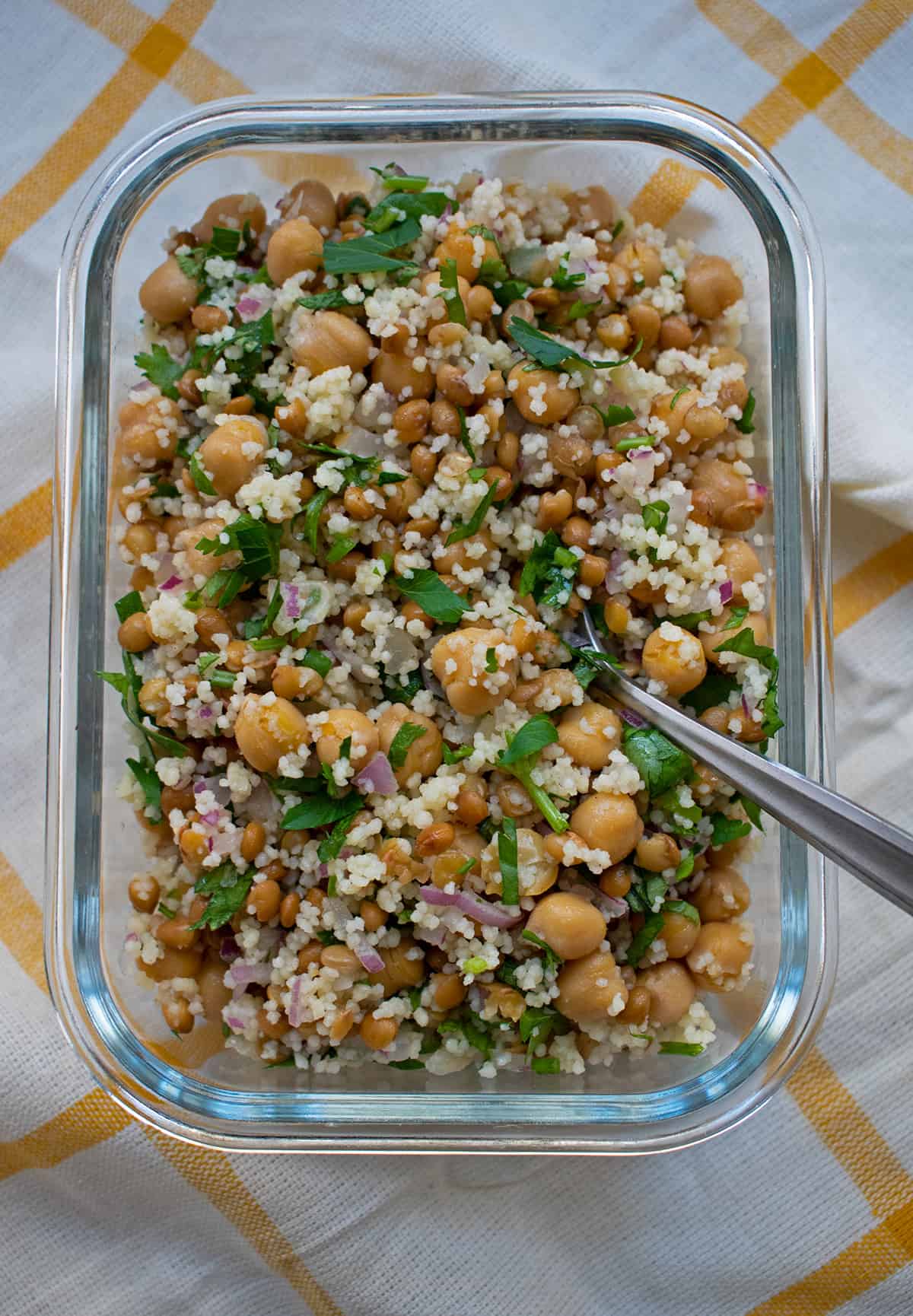 ensalada de cuscús, garbanzos y lentejas para la lonchera