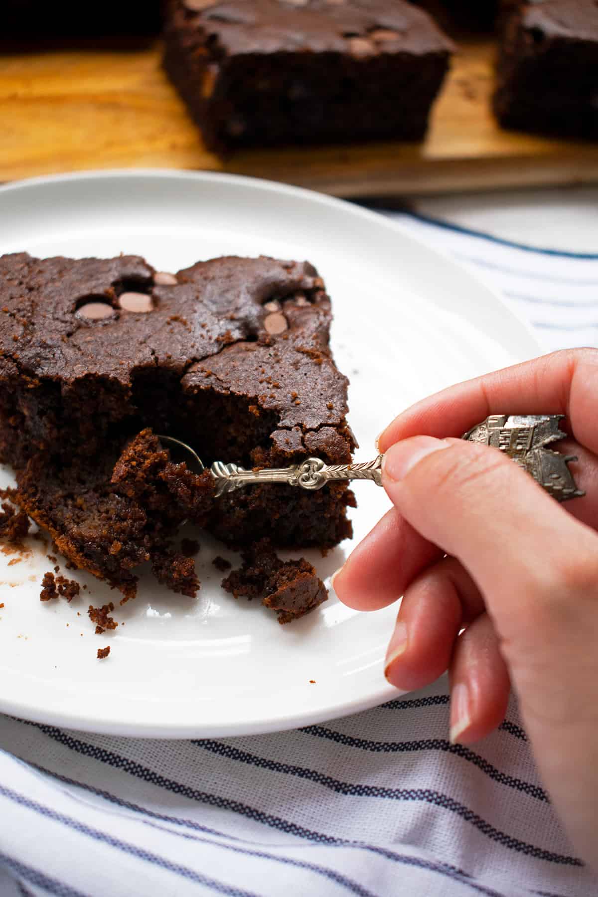 comiendo brownie de chocolate con una cuchara pequeña