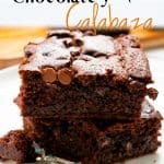 brownies de chocolate y calabaza servidos en un plato blanco