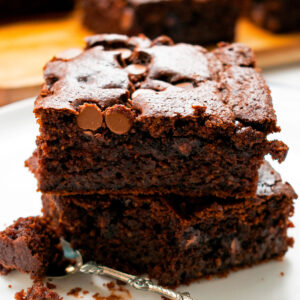 brownies servidos en un plato blanco