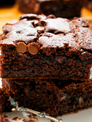 brownies servidos en un plato blanco