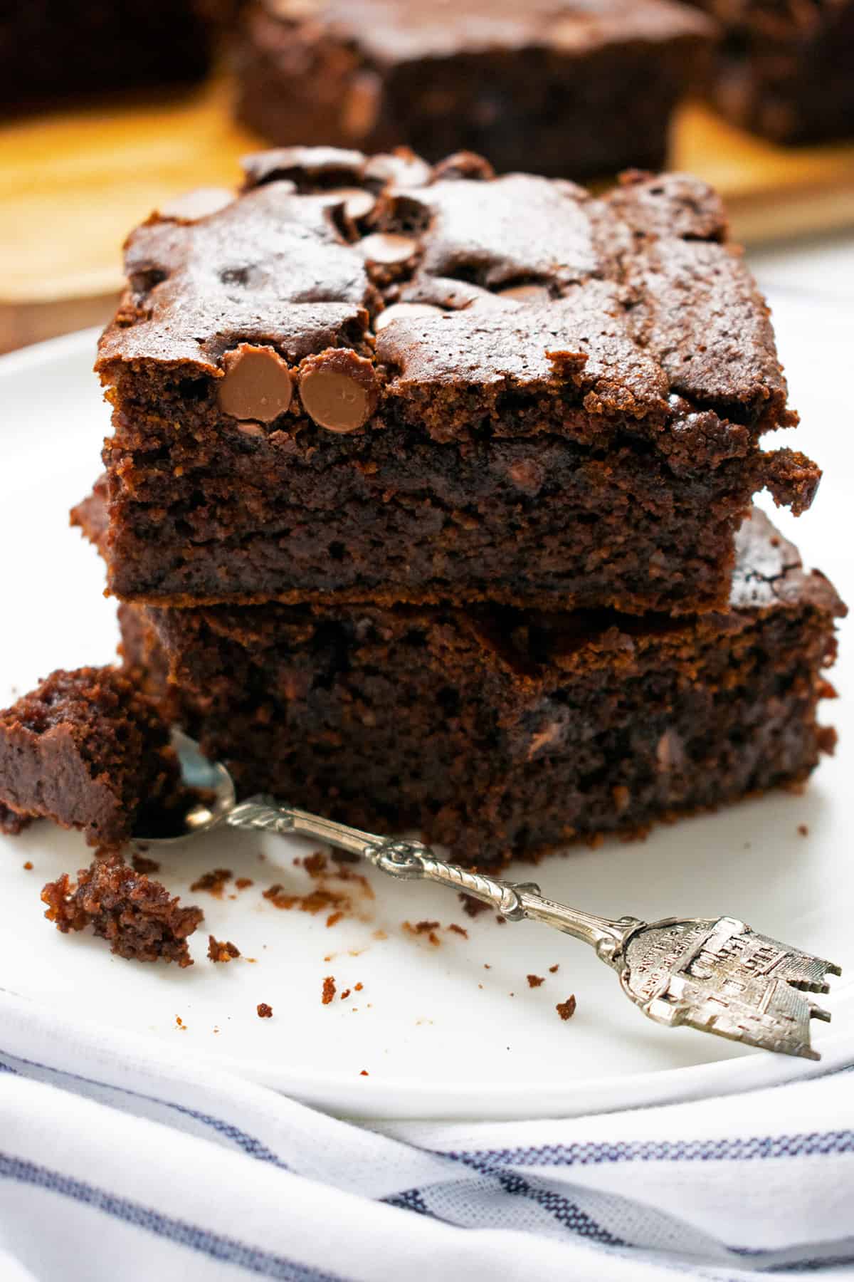 brownies de chocolate y calabaza servidos en un plato blanco