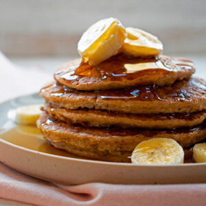 pancakes de avena con bananas y miel de agave