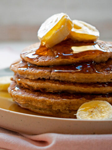 pancakes de avena con bananas y miel de agave