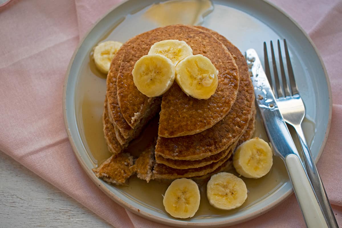 pancakes servidos con bananas y agave 