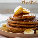 pancakes de avena servidos con bananas y miel de agave