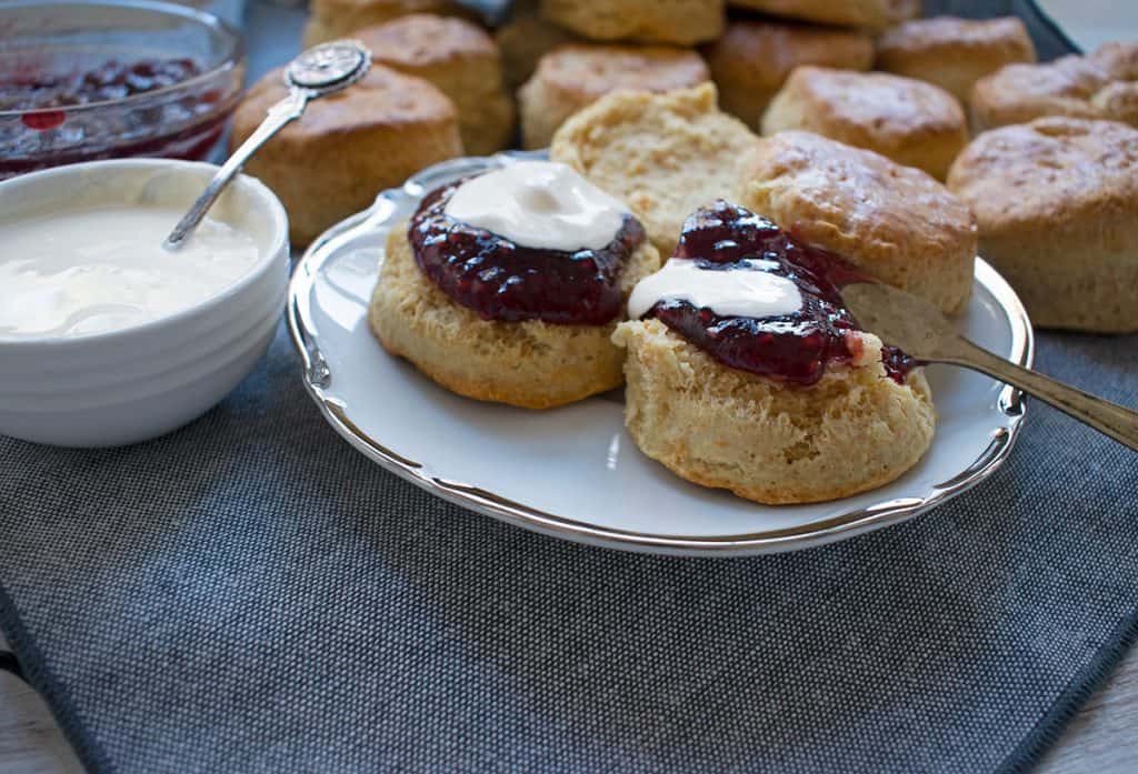 Deliciosa receta clásica de scones, servidos con mermelada y crema