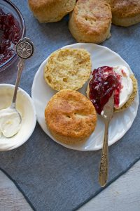 scones servidos con mermelada y crema