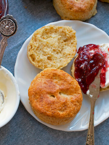 scones clásicos servidos con mermelada y crema