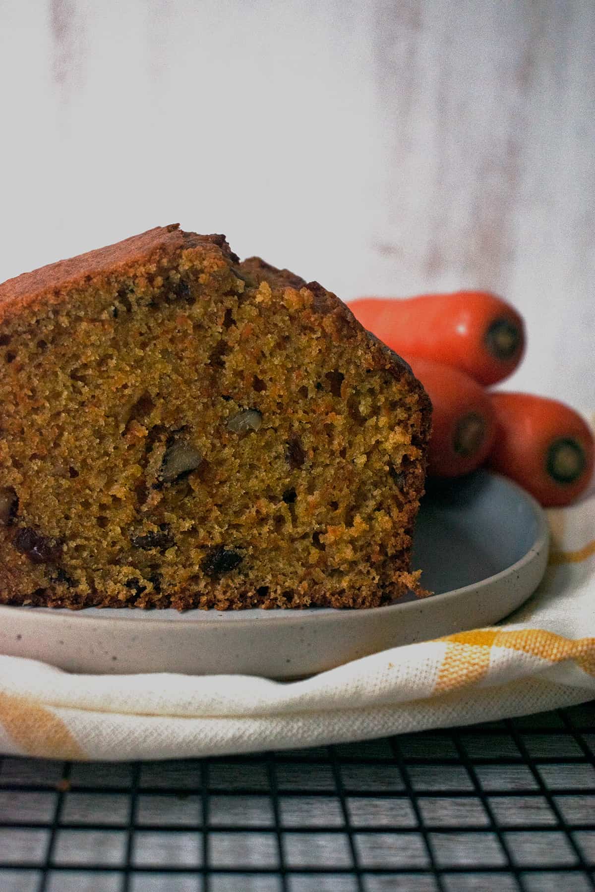 torta de zanahoria servida en un plato redondo.