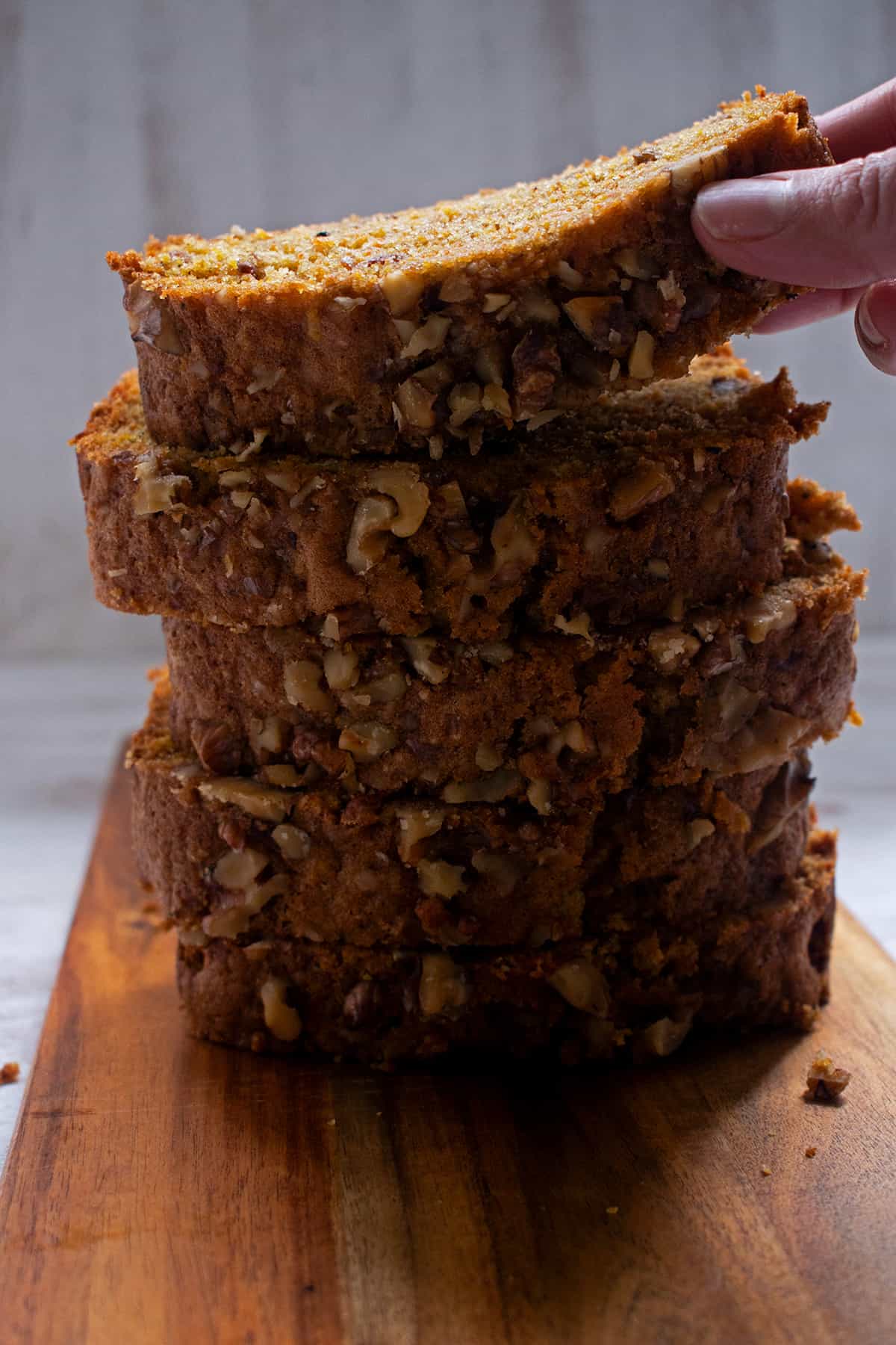 porciones de torta de zanahoria y nueces.