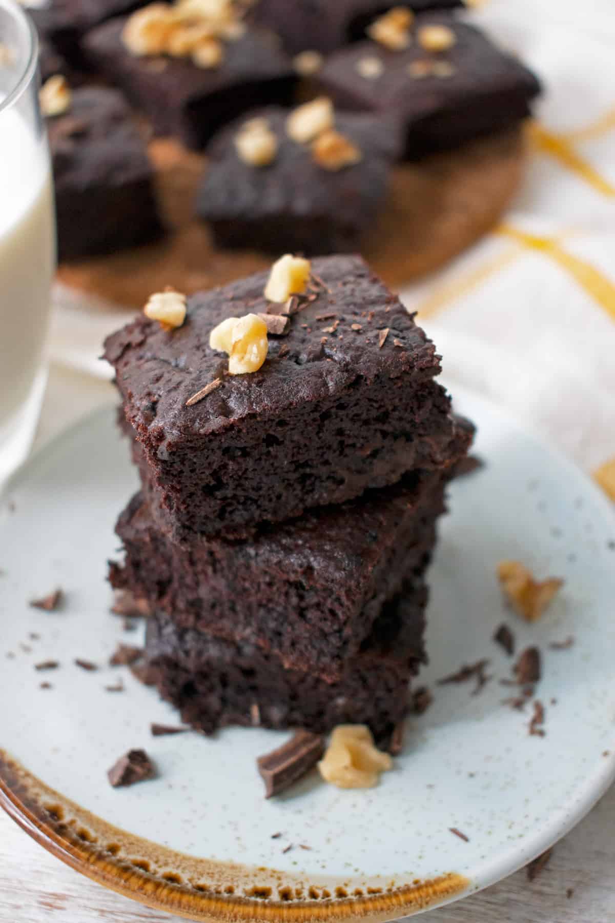 Brownies de frijol negro servidos en un plato redondo uno sobre otro