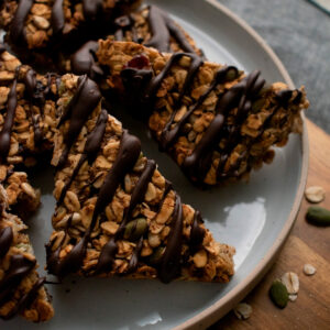 barritas de avena y chocolate servidas en un plato redondo