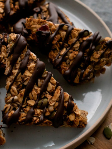 barritas de avena y chocolate servidas en un plato redondo