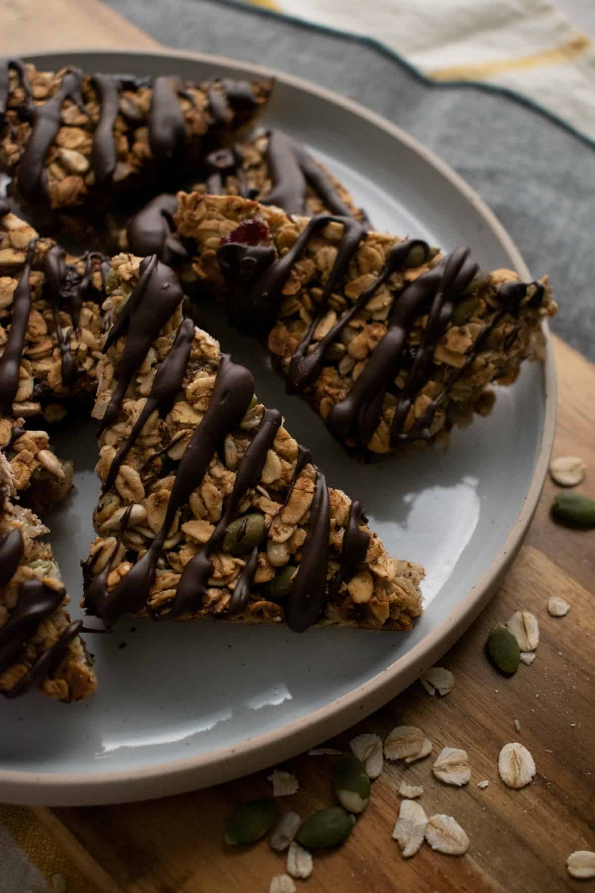 barritas de avena y chocolate servidas en un plato redondo