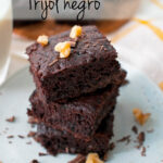 brownies de frijol negro servidos uno sobre otro en un plato redondo