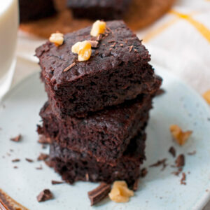 brownies de frijol negro servidos uno sobre otro en un plato redondo