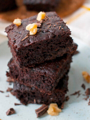 brownies de frijol negro servidos uno sobre otro en un plato redondo