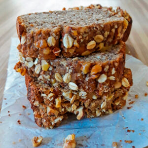 porciones de banana bread sobre una mesa de madera